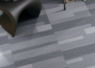 Плитки ковра случайного дизайна темные серые текстурируют доказательство царапины для стены живущей комнаты
